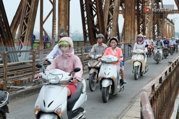 Nhiều người dùng áo tránh nắng làm áo ám khi qua cầu Long Biên