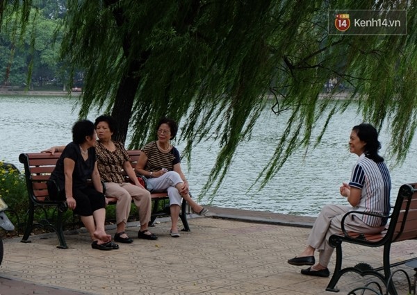 Các cu bà co ro trong cái lnhj tại Hồ Văn Quán